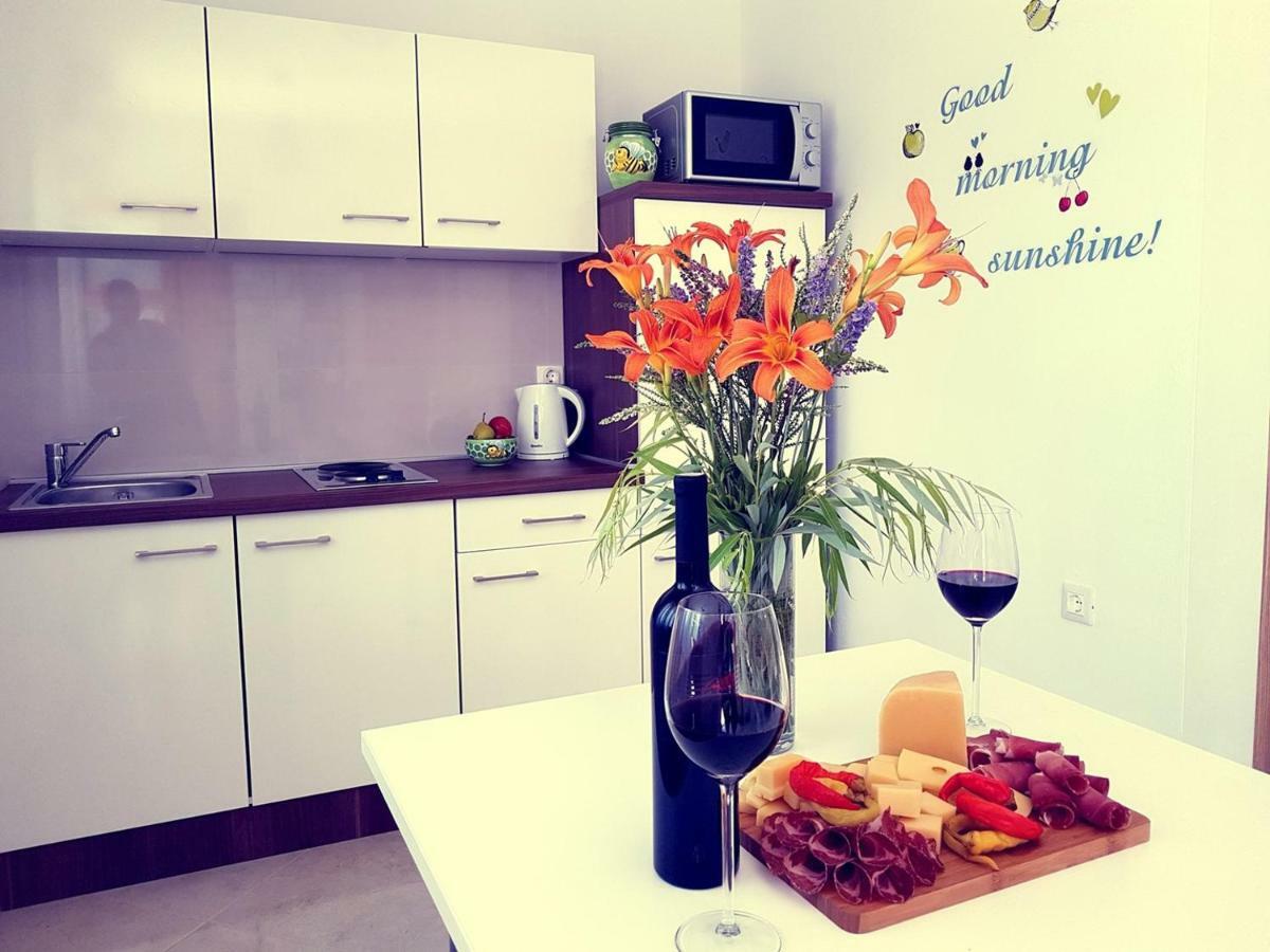 The Willow Garden Apartment House Marčana Екстериор снимка