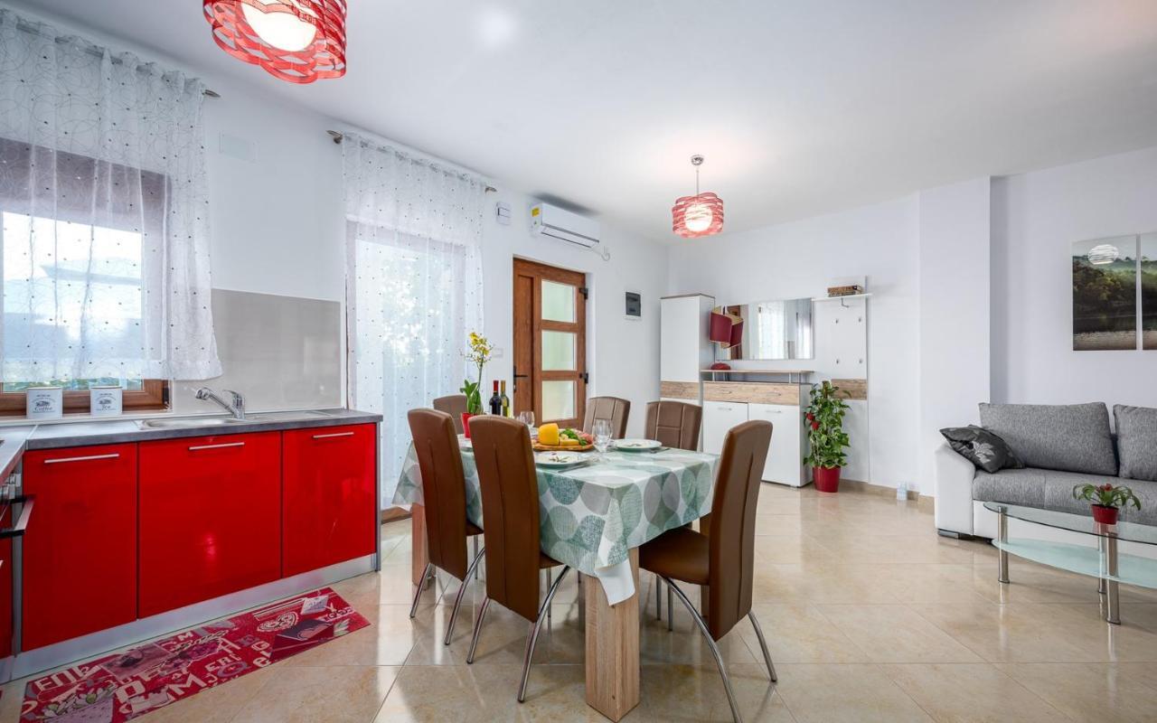 The Willow Garden Apartment House Marčana Екстериор снимка