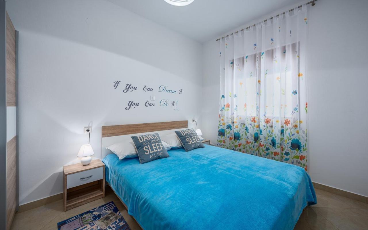 The Willow Garden Apartment House Marčana Екстериор снимка