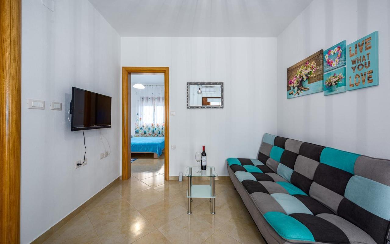 The Willow Garden Apartment House Marčana Екстериор снимка