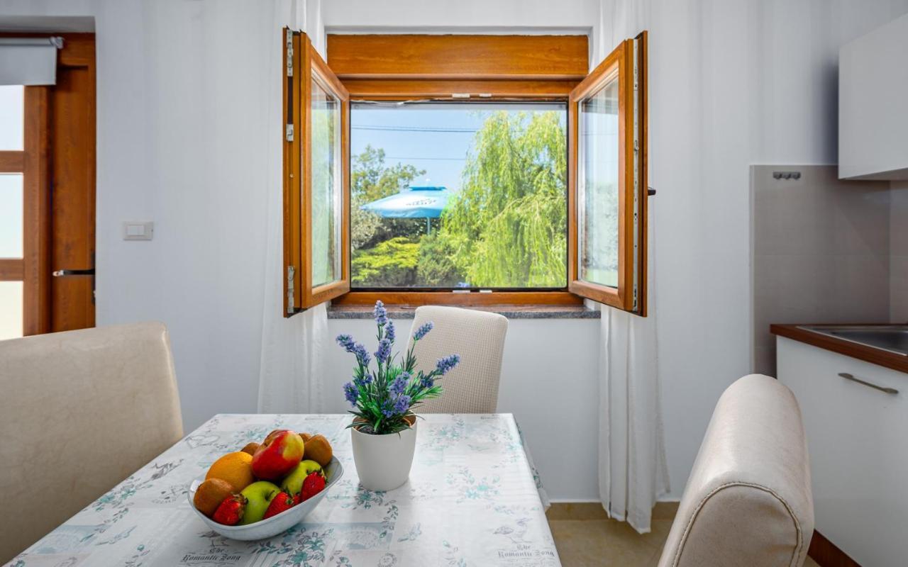 The Willow Garden Apartment House Marčana Екстериор снимка