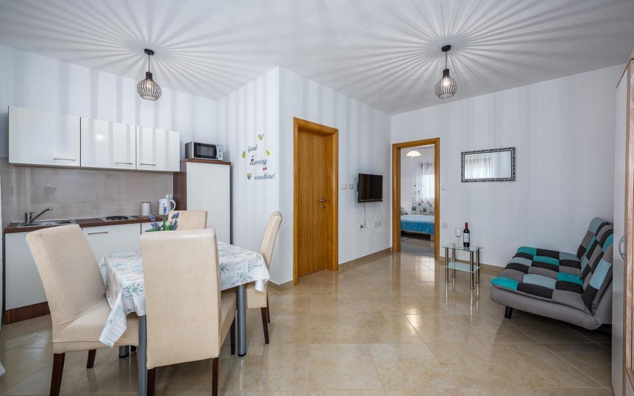 The Willow Garden Apartment House Marčana Екстериор снимка